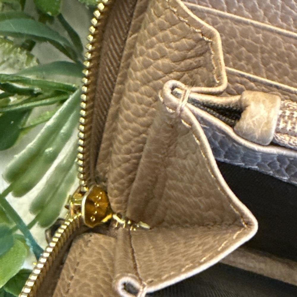 Gucci Leather Zip Around Wallet. - Picture 13 of 14